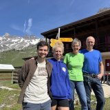 Damien Marclay, Romane Buxtorf, Fabienne Marclay et Nicolas Marclay devant l'Auberge de Salanfe.